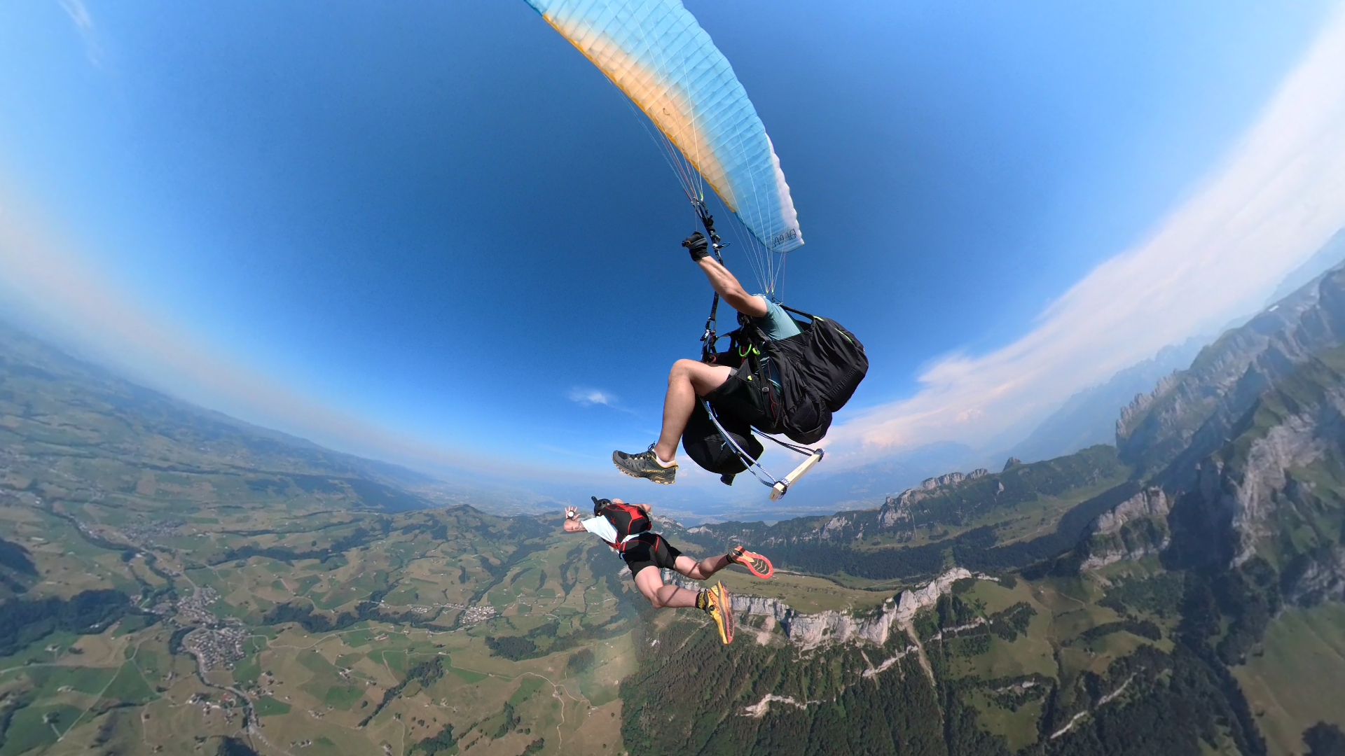 Gleitschirm Tandemflug und der Passagier springt mit dem Fallschirm raus im Alpstein
